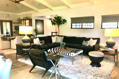 Imagen de salón abierto y abovedado retro de tamaño medio con paredes blancas, suelo de baldosas de cerámica, televisor colgado en la pared, suelo gris y ladrillo
