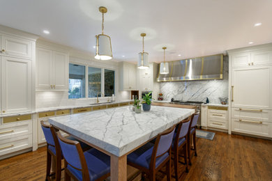 Transitional kitchen photo in Cincinnati