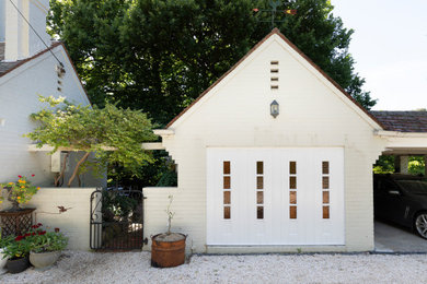 Photo of a contemporary shed and granny flat in Melbourne.