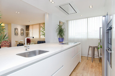Imagen de cocina actual grande con suelo de madera en tonos medios