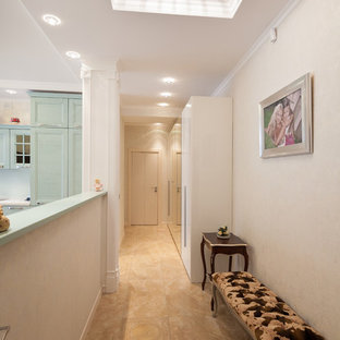 Inredning av en eklektisk liten hall, med beige väggar och klinkergolv i porslin