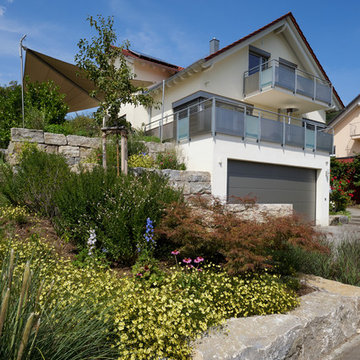 Großzügige Terrasse mit stilvollem Sonnenschutz