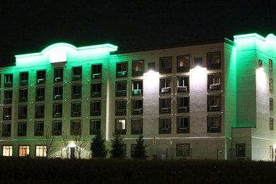 Foto de fachada de piso blanca grande de tres plantas