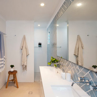 Bäder mit blauen Fliesen und offener Dusche Ideen, Design & Bilder