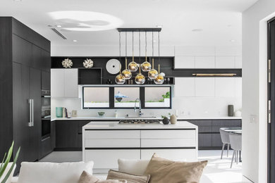 Minimalist kitchen photo in Los Angeles