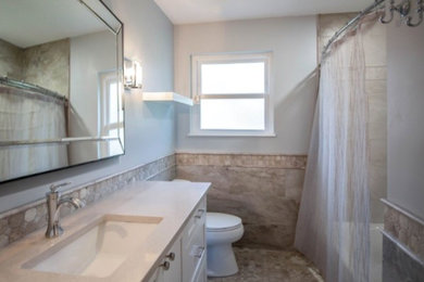 Foto de cuarto de baño tradicional renovado pequeño con armarios estilo shaker, puertas de armario blancas, bañera empotrada, sanitario de dos piezas, lavabo bajoencimera y encimera de cuarzo compacto