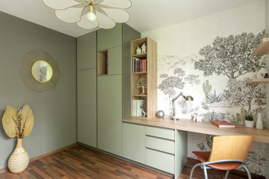 Réalisation d'un bureau design de taille moyenne avec parquet foncé, un bureau intégré et du papier peint.