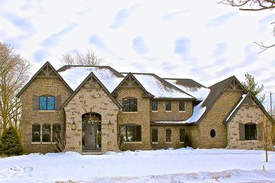 Example of a classic home design design in Detroit