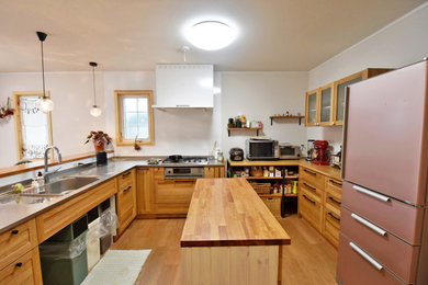 L-shaped kitchen in Tokyo Suburbs with with island.