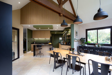 Aménagement d'une grande cuisine américaine noire et bois contemporaine en bois clair avec un évier encastré, un placard à porte plane, un plan de travail en granite, une crédence noire, une crédence en granite, un électroménager noir, un sol en carrelage de céramique, îlot, un sol beige, plan de travail noir, un plafond à caissons et fenêtre au-dessus de l'évier.