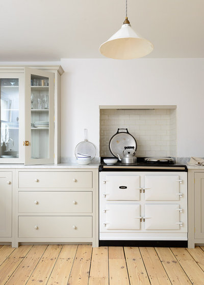Country Kitchen by deVOL Kitchens
