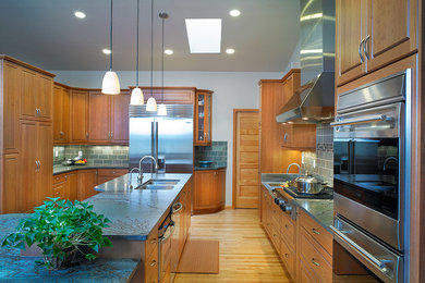 Kitchen - traditional kitchen idea in Albuquerque