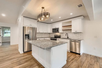 Example of a classic kitchen design in Austin