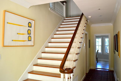 Example of a classic entryway design in Los Angeles