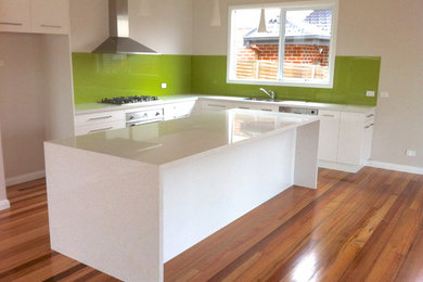 Design ideas for a mid-sized contemporary home design in Melbourne.