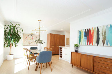 Example of a dining room design in Toronto