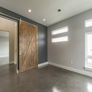 ソルトレイクシティの中サイズのモダンスタイルのおしゃれな書斎 (グレーの壁、コンクリートの床) の写真