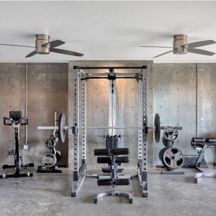Multifunktionaler Landhausstil Fitnessraum mit Betonboden und grauem Boden in Austin