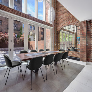 Стильный дизайн: гостиная-столовая в стиле лофт с красными стенами и серым полом без камина - последний тренд