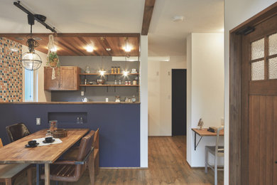 Ejemplo de comedor de cocina minimalista de tamaño medio sin chimenea con paredes azules, suelo de madera oscura, suelo marrón, madera y papel pintado