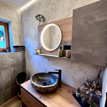Gäste WC mit künsterlischer Wandgestaltung