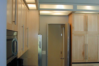 Kitchen - traditional kitchen idea in Boston