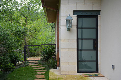 This is an example of a modern entryway in Dallas.