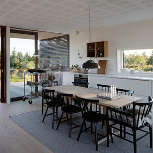 オーフスの中サイズの北欧風 LDKの画像 (白い壁、淡色無垢フローリング)