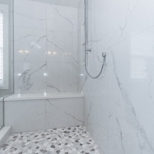 Ispirazione per una piccola stanza da bagno padronale minimalista con doccia alcova, piastrelle multicolore, piastrelle in gres porcellanato, porta doccia a battente, pavimento in marmo e pavimento multicolore