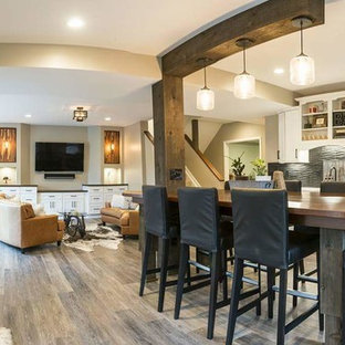 コロンバスの中サイズのラスティックスタイルのおしゃれな地下室 (半地下 (窓あり) 、ベージュの壁、無垢フローリング、暖炉なし、グレーの床) の写真