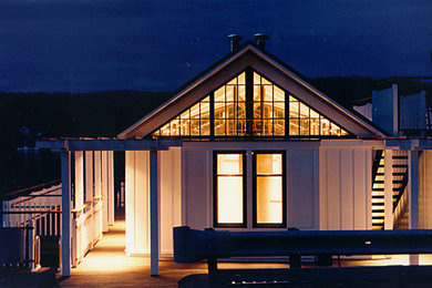 Modelo de fachada de casa blanca de estilo americano de tamaño medio de una planta con revestimiento de metal y tejado de un solo tendido