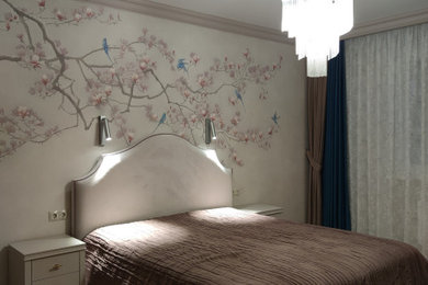 Стильный дизайн: хозяйская спальня в стиле неоклассика (современная классика) с розовыми стенами и паркетным полом среднего тона - последний тренд