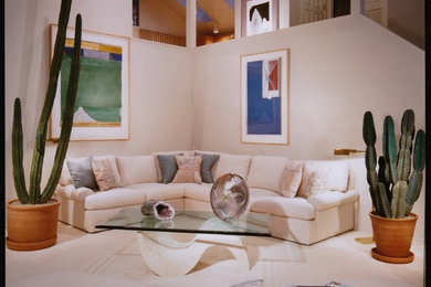 Modelo de sala de estar contemporánea de tamaño medio con paredes beige