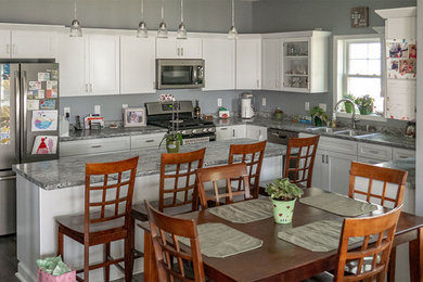 Inspiration for a timeless kitchen remodel in Milwaukee