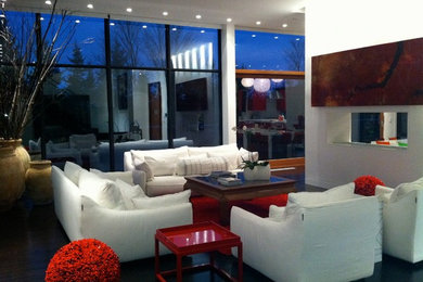 Großes, Fernseherloses, Offenes Modernes Wohnzimmer mit weißer Wandfarbe, Bambusparkett, Tunnelkamin und gefliester Kaminumrandung in Toronto
