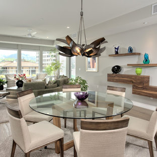 Foto på ett mellanstort funkis allrum med öppen planlösning, med grå väggar, ljust trägolv, en öppen hörnspis, en spiselkrans i trä och en väggmonterad TV