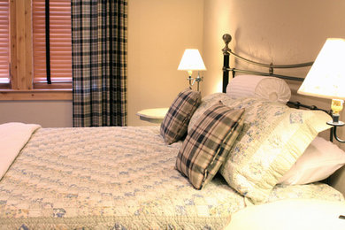 Mountain style bedroom photo in Seattle