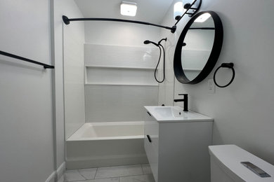 Diseño de cuarto de baño único y flotante pequeño con armarios con paneles lisos, puertas de armario blancas, bañera empotrada, combinación de ducha y bañera y aseo y ducha