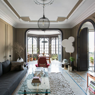 Inredning av ett modernt stort allrum med öppen planlösning, med ett finrum, beige väggar och klinkergolv i keramik