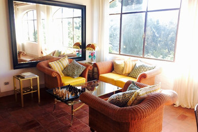 Esempio di un soggiorno country con pareti bianche, pavimento in mattoni e pavimento marrone