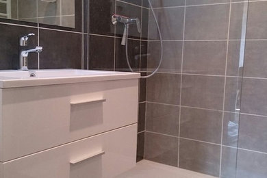 Foto de cuarto de baño principal contemporáneo de tamaño medio con ducha abierta, sanitario de una pieza, baldosas y/o azulejos grises, paredes grises y lavabo de seno grande