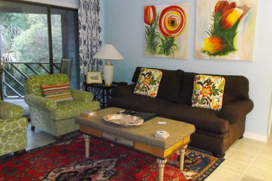 Foto di un soggiorno chic di medie dimensioni e aperto con pareti blu, pavimento con piastrelle in ceramica e nessun camino
