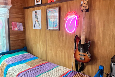 Small country kids' room in Tokyo with brown walls, medium hardwood floors, beige floor and planked wall panelling.