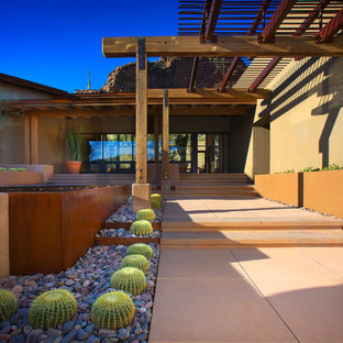 Aménagement d'un jardin en pots avant sud-ouest américain.