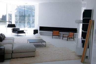 Diseño de salón con rincón musical abierto minimalista grande con paredes blancas, suelo de baldosas de porcelana, pared multimedia y suelo blanco