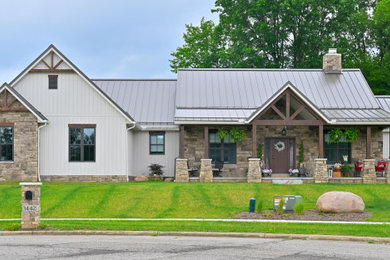 Inspiration for an exterior home remodel in Cleveland