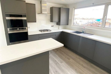 This is an example of a modern kitchen in Glasgow.