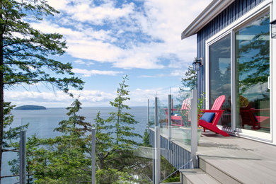 Deck - contemporary deck idea in Vancouver