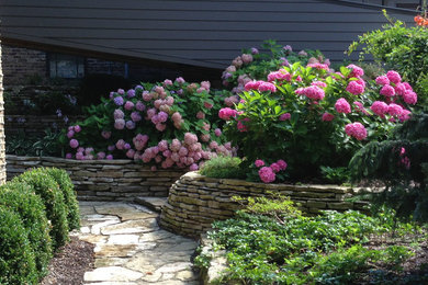 Photo of a traditional landscaping in Chicago.