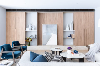 Ejemplo de salón abierto moderno con paredes blancas, suelo de madera clara y suelo beige